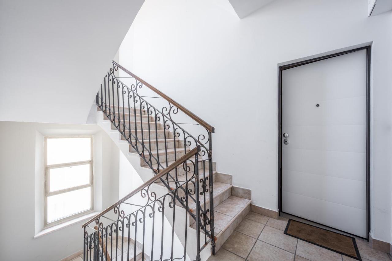Suite 649 Mono Con Terrazzo Modena Bagian luar foto